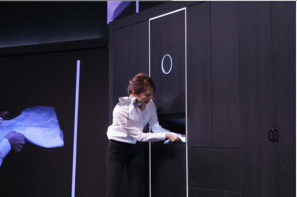 日本智能衣櫃 laundroid ——自動整理衣服，谷歌新一代智慧眼鏡或配全息顯示幕， Nico Nico空間顯示手錶，Eyecatcher智慧手鐲——耗電最靠譜