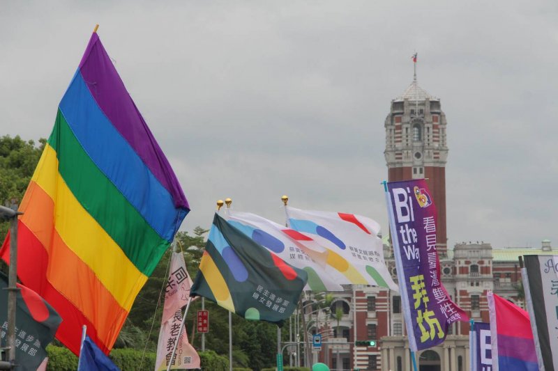 【台湾】同志遊行倡議「年齡不設限」 政黨上街頭表態支持