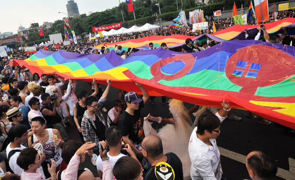 【台湾】同志遊行倡議「年齡不設限」 政黨上街頭表態支持