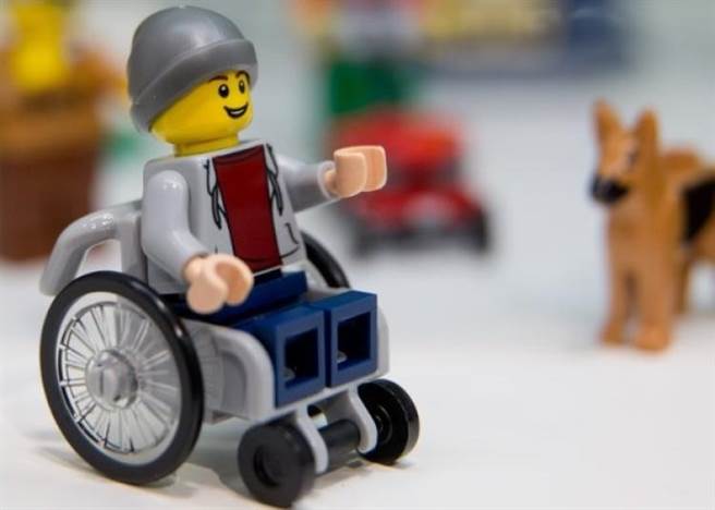 呼應殘障人士要求 樂高首度推出輪椅公仔
