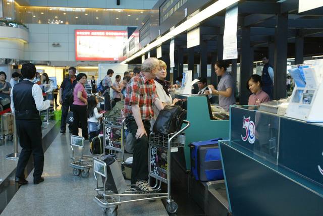 【台灣】桃機春節塞爆要旅客提早3小時報到　航空公司卻沒開櫃