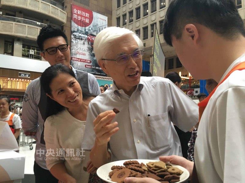 【台灣】身障團體祭中秋伴手禮 民眾試吃直呼讚