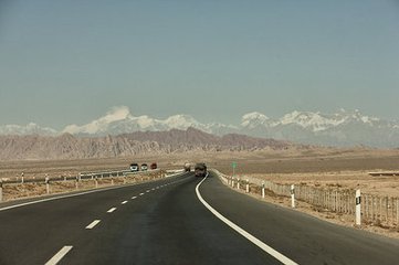 阿克蘇地區借助“一帶一路”戰略發展機遇打造南疆最大商貿物流中心