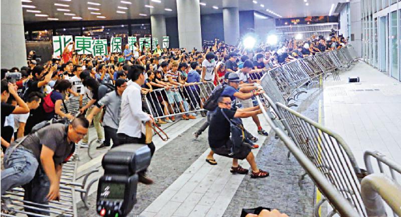 社民連黃浩銘等衝擊立法會裁定「非法集結」