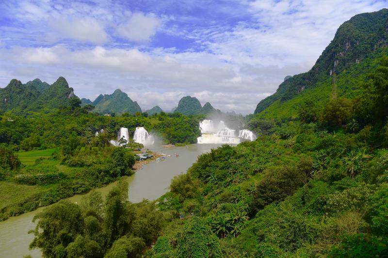 海外华文媒体中越边境观亚洲第一跨国瀑布 流连山水画廊
