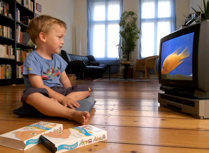 小孩子看電視適量有大效益
