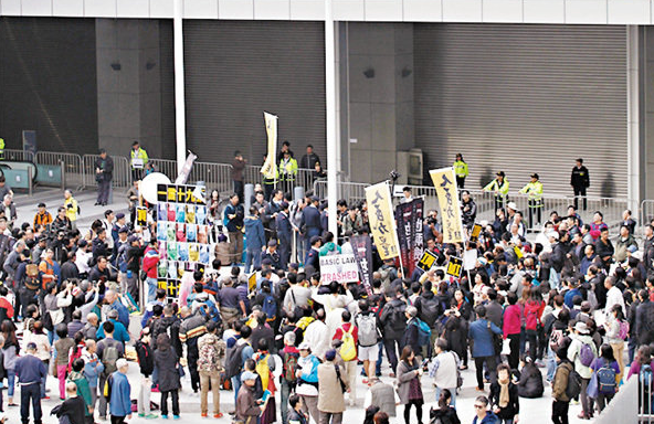 民陣遊行遇冷 衝升旗台整傷保安