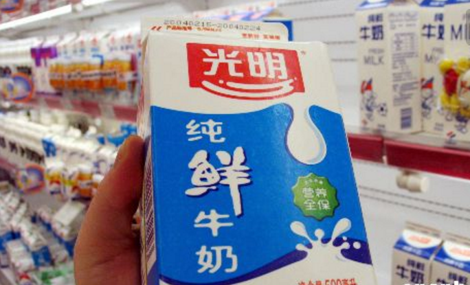 乳業十年大洗牌：蒙牛漲10倍光明漲7倍 信任危機修復