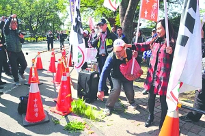蔡英文南投助選民團抗議