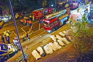 香港九巴翻側19死62傷   乘客外拋車內疊人