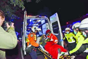 香港九巴翻側19死62傷   乘客外拋車內疊人