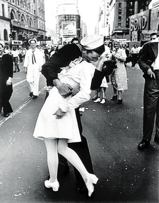 二戰勝利之吻：兩位陌生人35年后方知被拍
