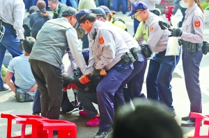 “800壯士”陳抗爆流血衝突，台灣當局暴力鎮壓拘63人