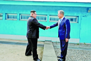 朝韓終戰：朝韓領袖牽手跨分界線