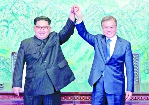朝韓終戰：朝韓領袖牽手跨分界線