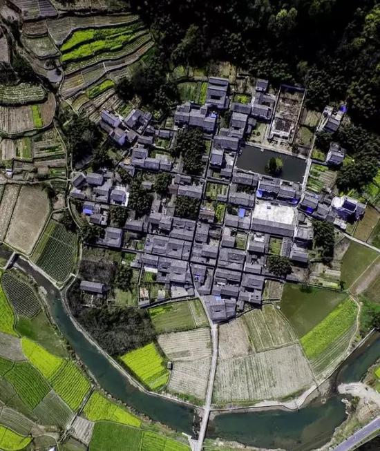 皖南古鎮：三面環山展畫景，一條綠水奏琴音