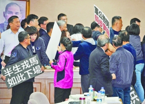 台灣審“軍年改”藍綠再爆衝突