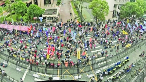 台灣審“軍年改”藍綠再爆衝突