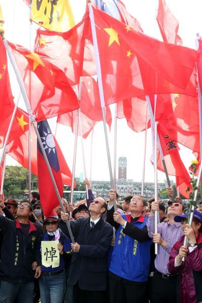 民進黨協推「公投禁掛五星紅旗」 傳強迫黨工連署